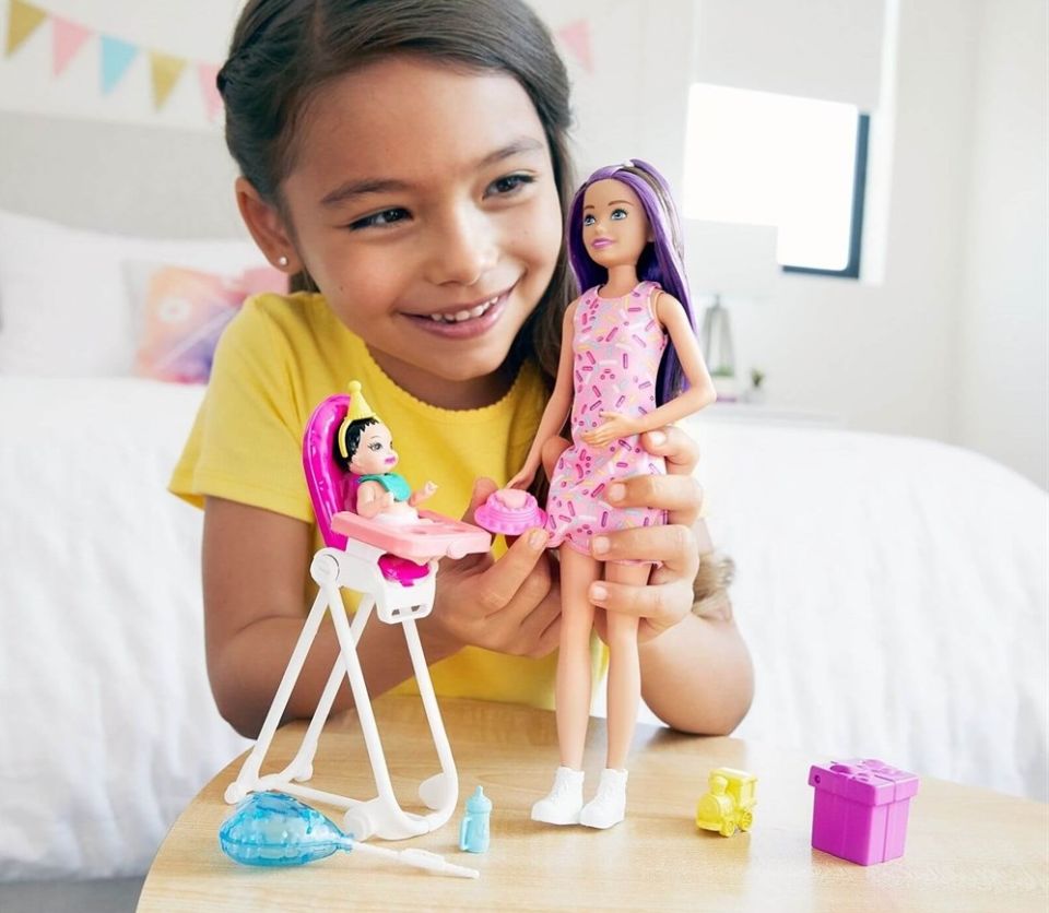 Barbie Bebek Bakıcısı Bebeği ve Aksesuarları Oyun Seti FHY97 GRP40